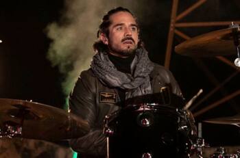 José Ron criticado por tocar con su banda covers en el programa "Hoy"