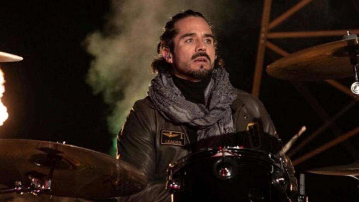 José Ron criticado por tocar con su banda covers en el programa "Hoy"