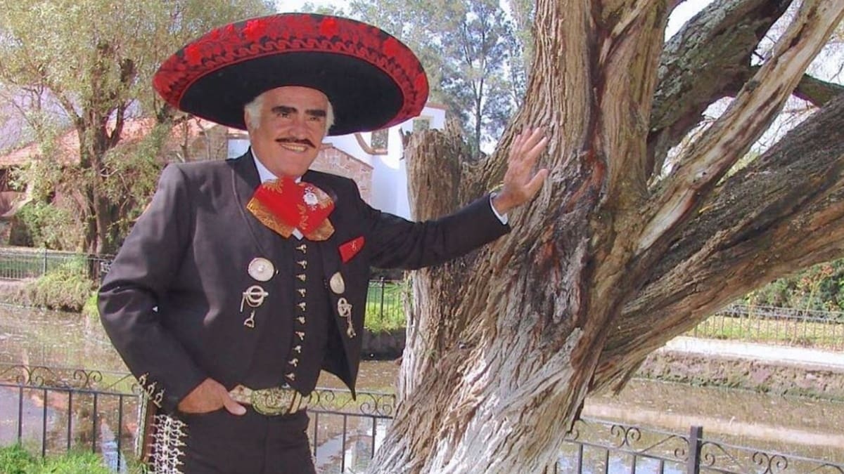 Vicente Fernández cumplió 24 días en terapia intensiva y se le colocó sonda para alimentarlo
