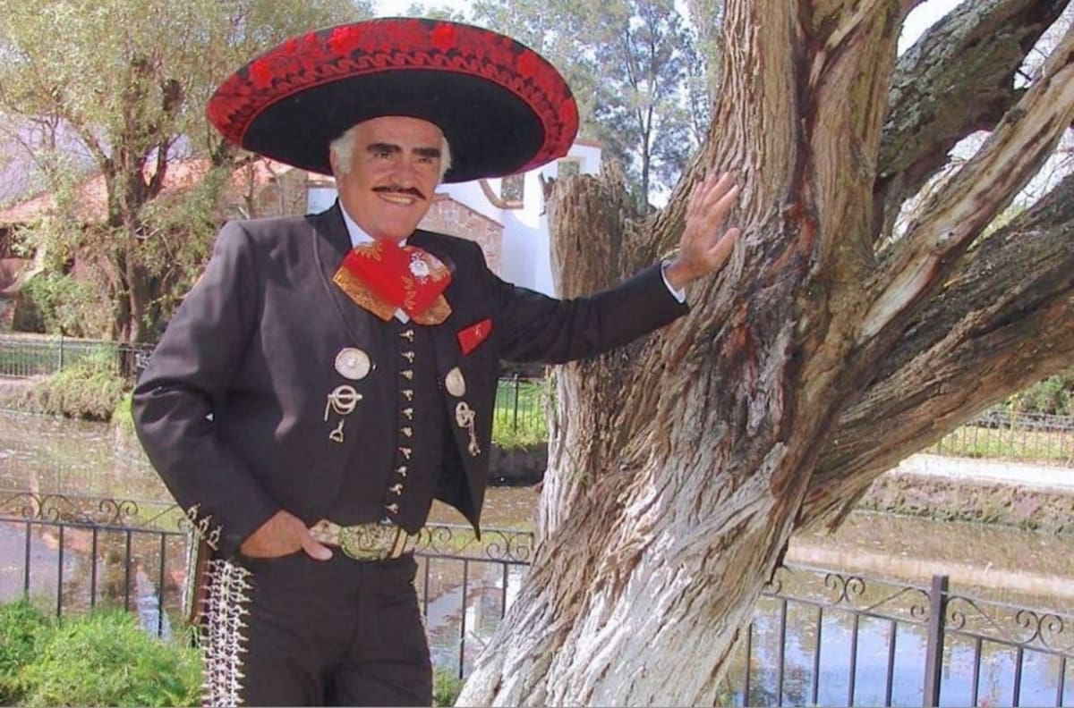 Vicente Fernández cumplió 24 días en terapia intensiva y se le colocó sonda para alimentarlo
