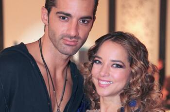 Adamari Lopez "cambia el paso" al estilo de JLo