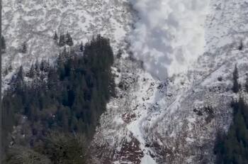 Video: Impresionante avalancha chocó contra una montaña