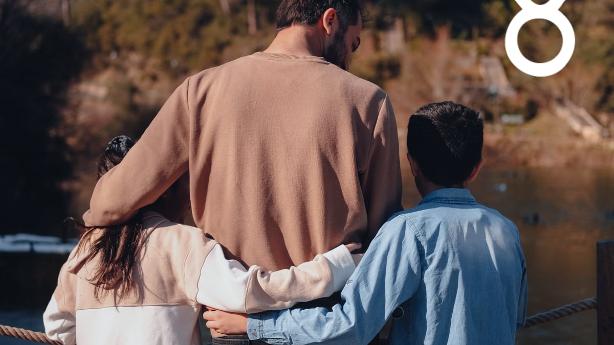 Se observa la espalda de un papa con sus dos hijos pequeños.