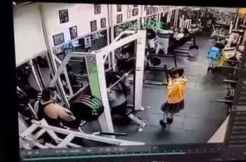 VIDEO: Mujer muere en gimnasio tras caerle pesa de 180 kilos