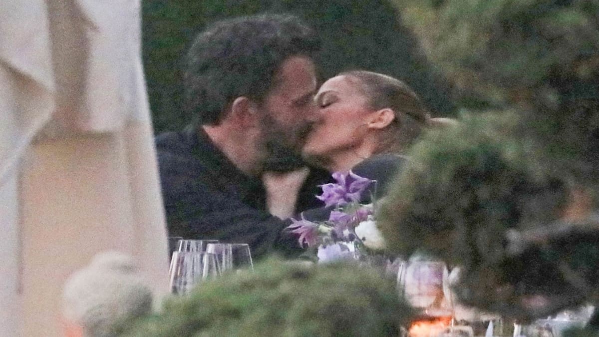 Jennifer Lopez y Ben Affleck disfrutan de un cena romántica en Beverly Hills