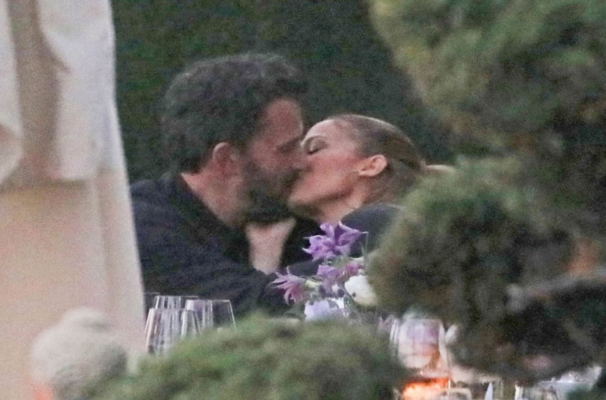 Jennifer Lopez y Ben Affleck disfrutan de un cena romántica en Beverly Hills