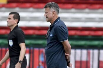 Juan Carlos Osorio tuvo que ser escoltado para salir por molestia de aficionados