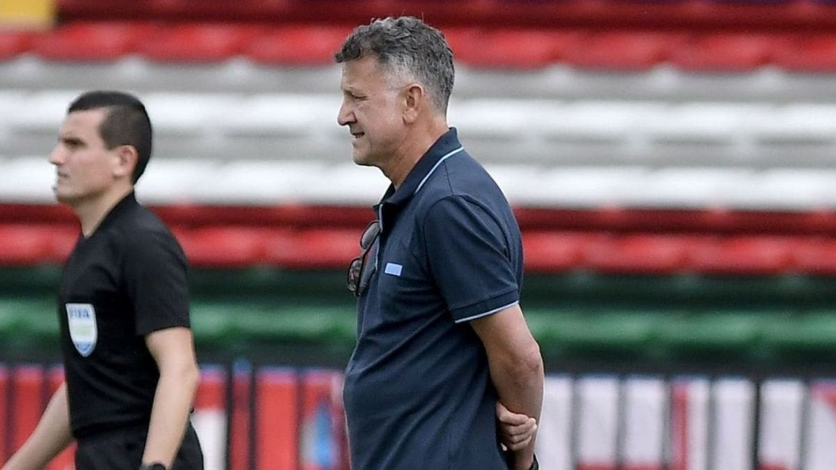 Juan Carlos Osorio tuvo que ser escoltado para salir por molestia de aficionados