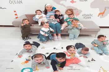 Pareja tiene 21 hijos, gasta casi 2 millones de pesos en niñeras