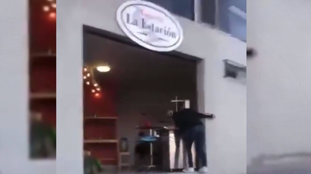 VIDEO | Joven muerde trompo de pastor a forma de broma y causa indignación en redes sociales