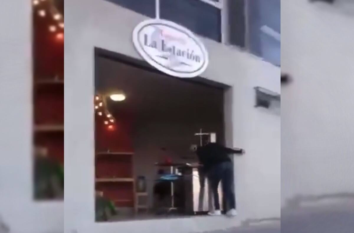 VIDEO | Joven muerde trompo de pastor a forma de broma y causa indignación en redes sociales