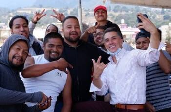 Sergio Mayer le confiesa al "Escorpión Dorado" que es de Iztapala para el mundo