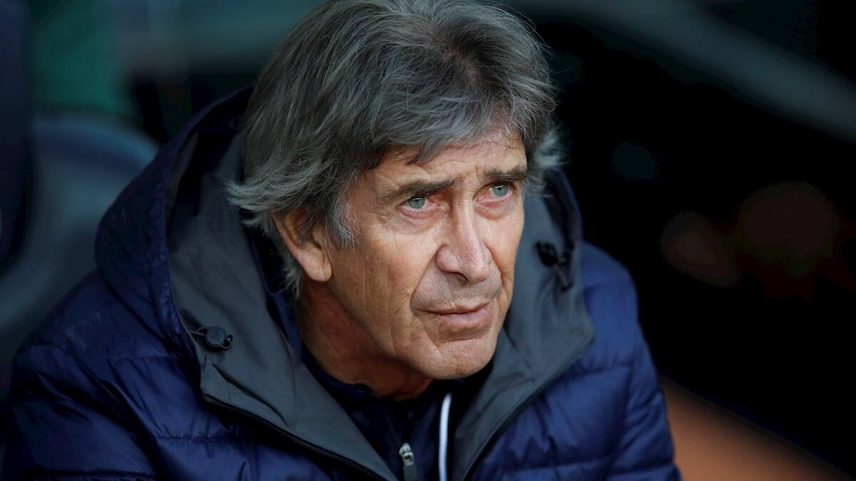 Pellegrini, técnico de Guardado y Lainez, aseguró que "se pudo continuar el partido ante el Sevilla"