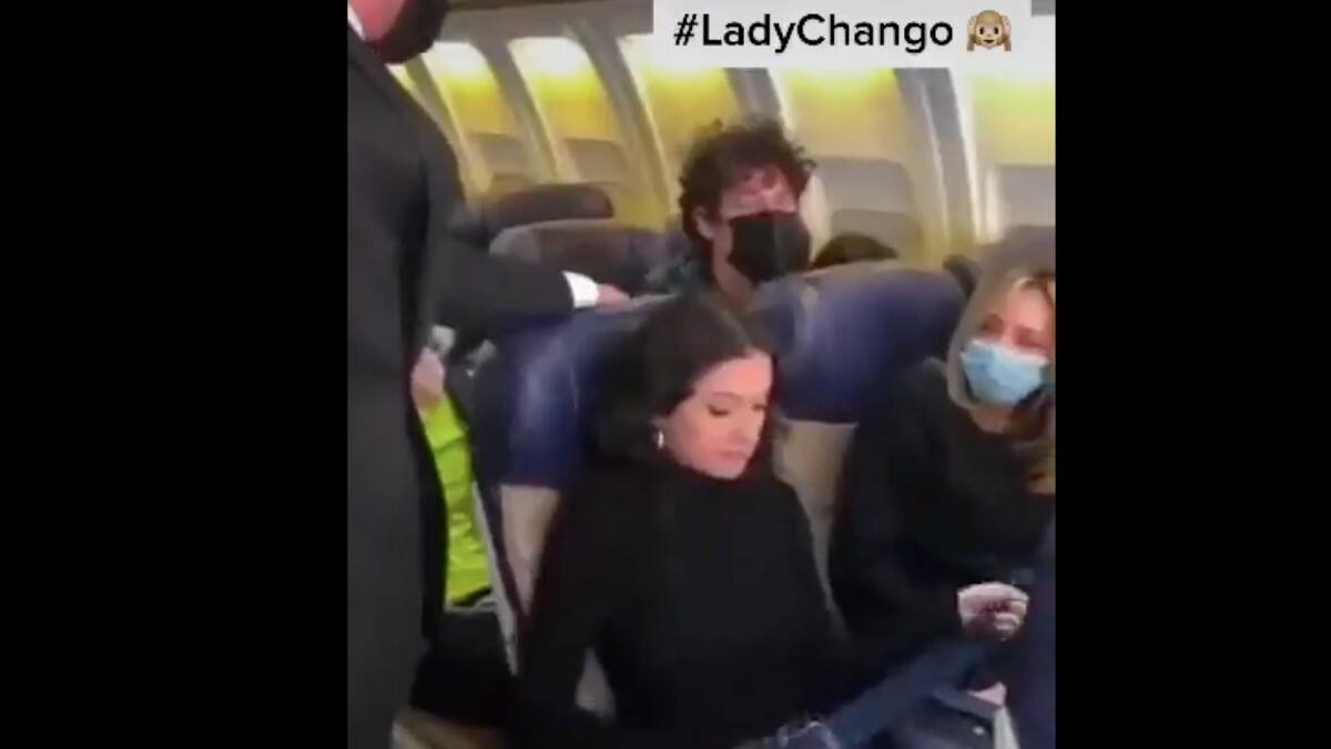 ¡Ya hay Lady chango! Mujer se negó a usar el cubrebocas en un vuelo y así la bajaron (video)