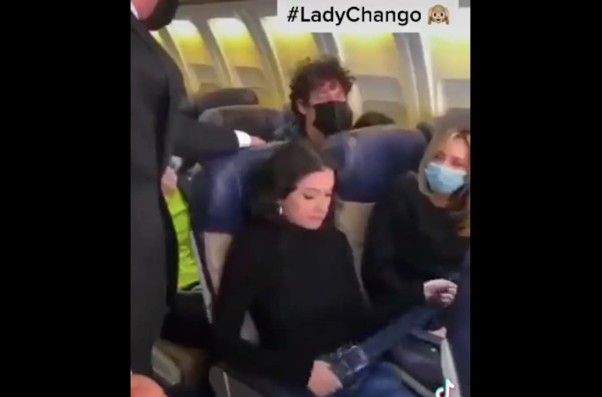 ¡Ya hay Lady chango! Mujer se negó a usar el cubrebocas en un vuelo y así la bajaron (video)