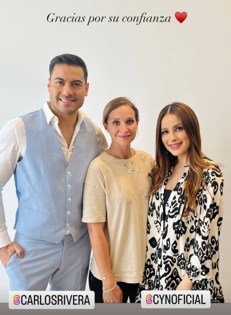 La conductora posó con su esposo Carlos Rivera y la fotografa que hizo la sesión de fotos de su bebé recién nacido.