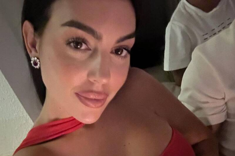 La modelo lució un vestido rojo ajustado.