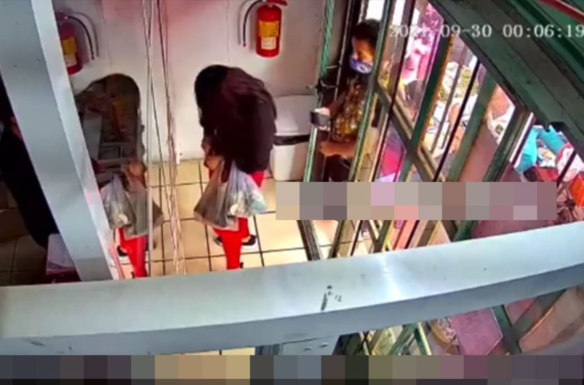 Captan a hombre realizando indecorosa acción detrás de una mujer