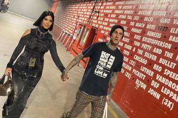 Así revelaron Kourtney Kardashian y Travis Barker el sexo de su bebé