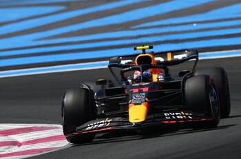 VIDEO | Retan a Checo Pérez a manejar el Autódromo Hermanos Rodríguez con los ojos cerrados