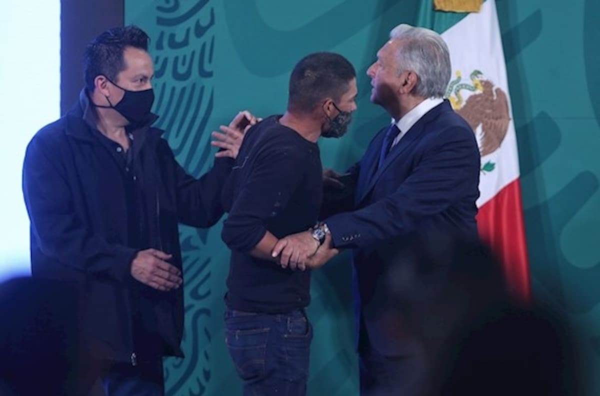 Un hombre que salió de la cárcel se coló en "la mañanera" para hablar con AMLO
