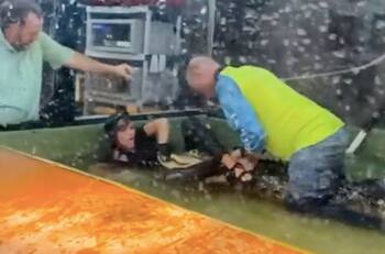 Video: Caimán ataca a su entrenadora en plena fiesta infantil