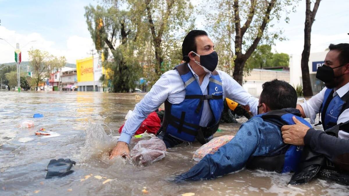 ¡Aguas! Gobernador de Hidalgo acude a zonas afectadas por lluvias y se hunde en su lancha