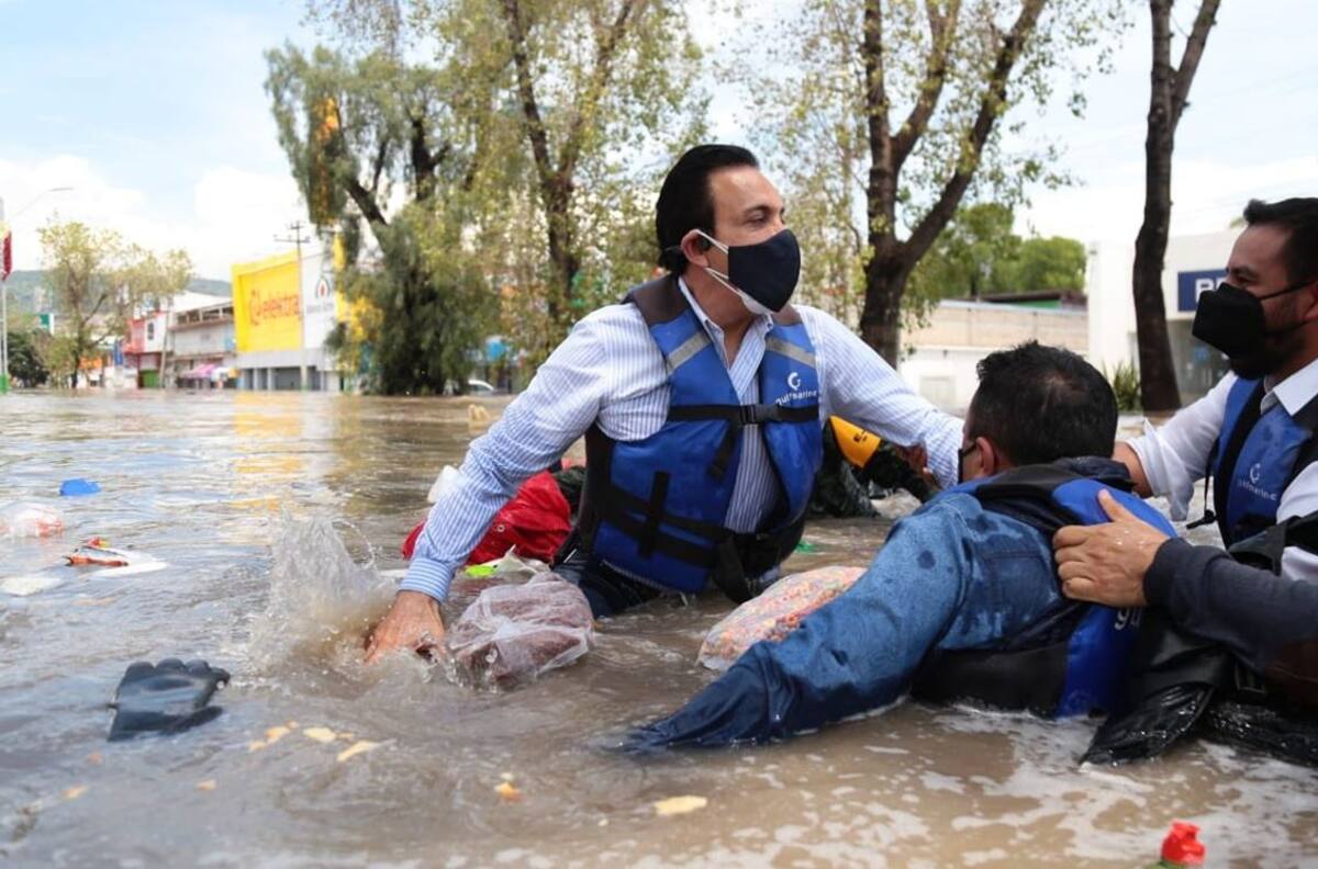 ¡Aguas! Gobernador de Hidalgo acude a zonas afectadas por lluvias y se hunde en su lancha