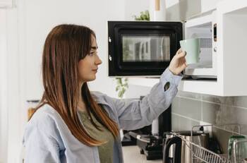 8 usos desconocidos que puedes darle al microondas más alla de calentar la comida