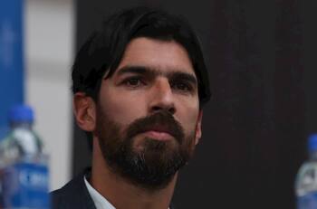 A los 44 años el "Loco" Abreu continuará su carrera en Uruguay