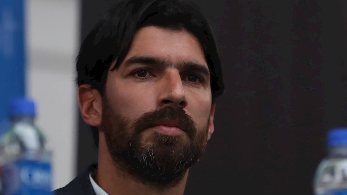 A los 44 años el "Loco" Abreu continuará su carrera en Uruguay