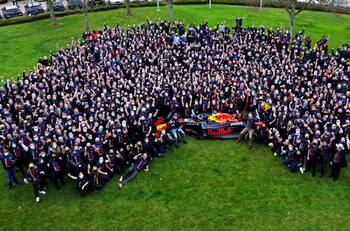 Red Bull festeja con Checo Pérez de cartón: No quisieron dejar fuera al mexicano de la celebración