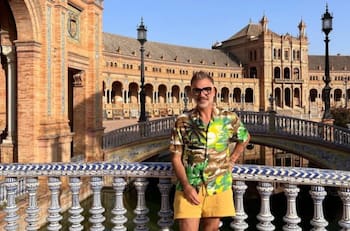 Alejandro Fernández y su novia Karla Laveaga disfrutan de divertidos y románticos días por España