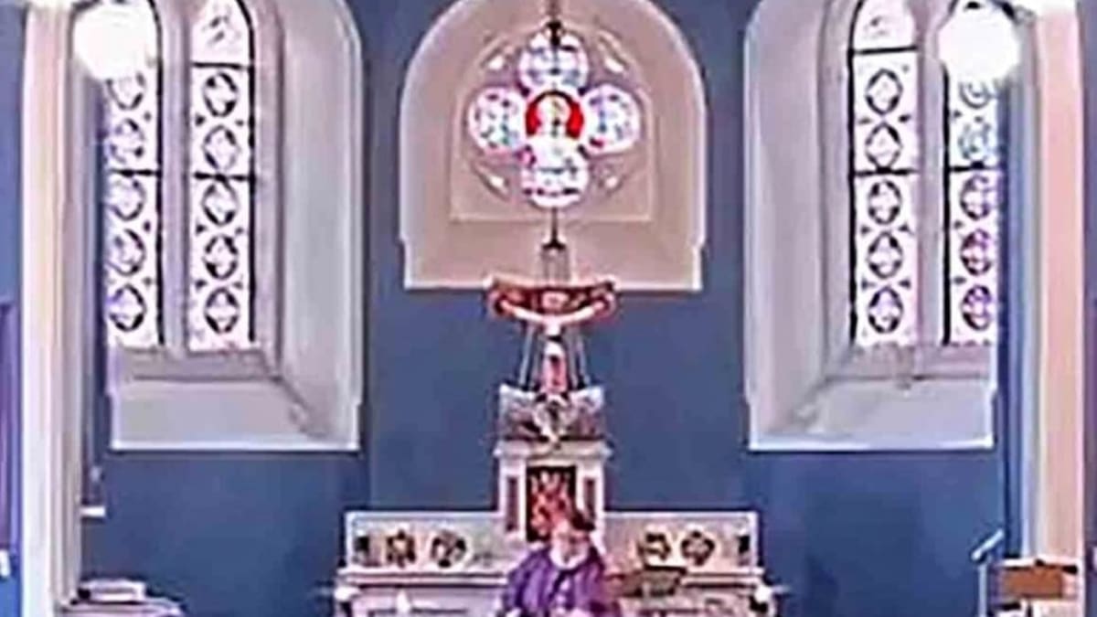 Canción modificada en plena misa de sacerdote para tocar el tema de Covid-19