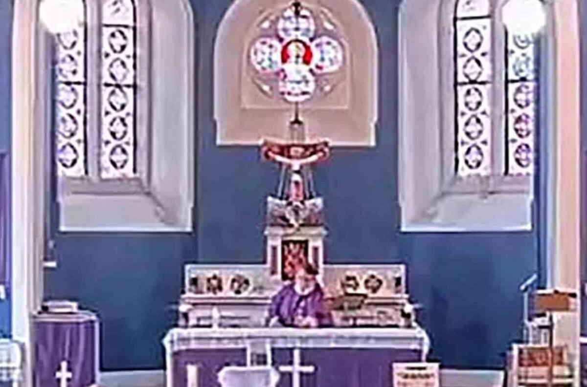Canción modificada en plena misa de sacerdote para tocar el tema de Covid-19