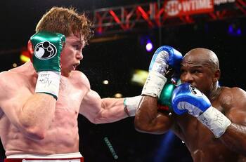 Miembro del Salón de la Fama alabó al Canelo Álvarez y asegura que Mayweather afectó al boxeo