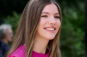 La Infanta Sofía se despide de sus padres, los Reyes de España