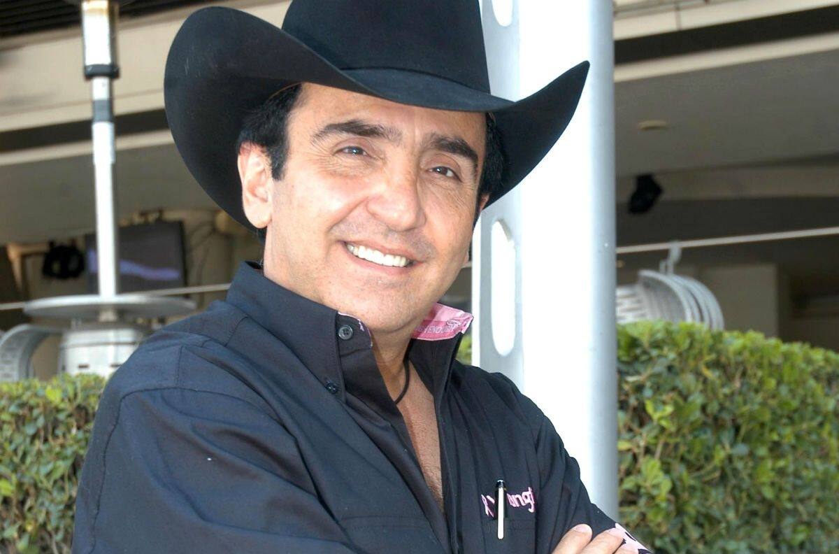 Vicente Fernández Jr. habría sido "secuestrado" por su hermano, según libro