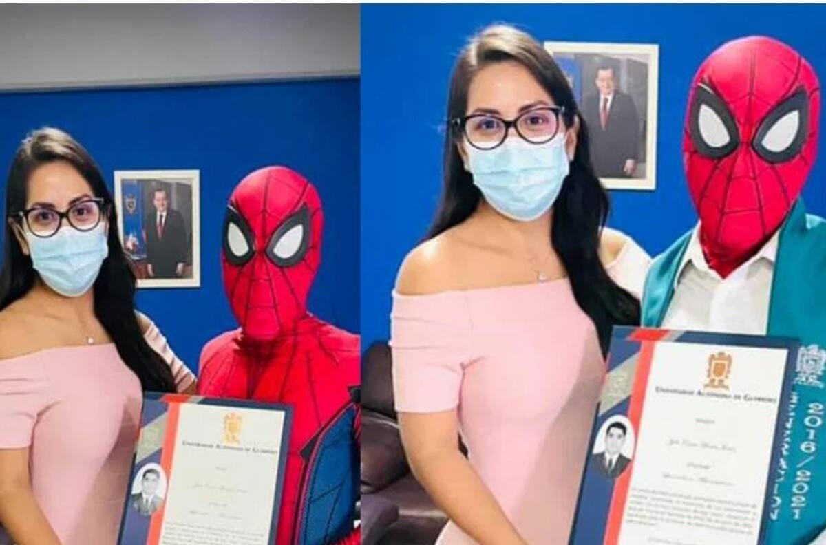 Hombre recibe su título universitario vestido de Spiderman, en Guerrero