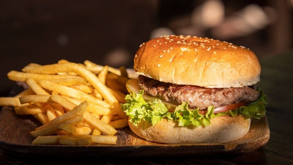Hombre encuentra un pezón de cerdo en hamburguesa de McDonald's