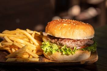 Hombre encuentra un pezón de cerdo en hamburguesa de McDonald's