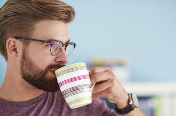 ¿Cómo evitar que se empañen los lentes al tomar café? Los trucos para mantener los lentes claros al beber cosas calientes