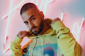 Maluma incendia las redes al posar sin camisa y lucir su marcado abdomen