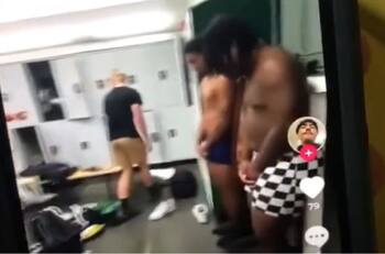 VIDEO | Equipo de futbol americano simula venta de esclavos en sus vestidores