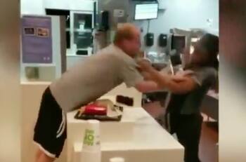 VIDEO | Hombre intenta agredir a una cajera de McDonald’s y termina golpeado