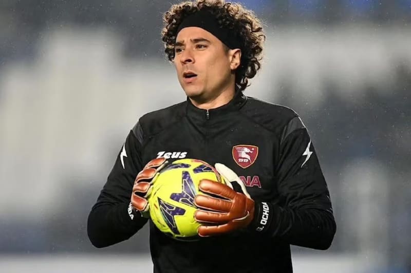 Memo Ochoa fue suplente en el partido ante el Hellas Verona.