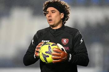 El desaire del técnico del Salernitana a Guillermo Ochoa tras el regreso de Luigi Sepa