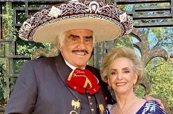 Doña Cuquita, esposa de Vicente Fernández, sale del hospital