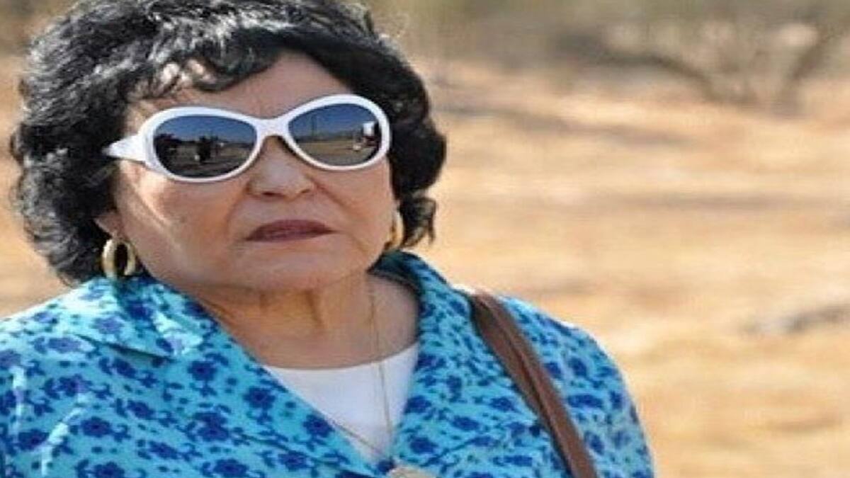 Carmen Salinas se disfraza para ser vacunada contra la covid-19