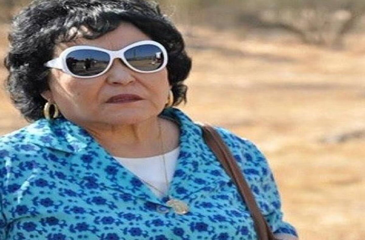 Carmen Salinas se disfraza para ser vacunada contra la covid-19